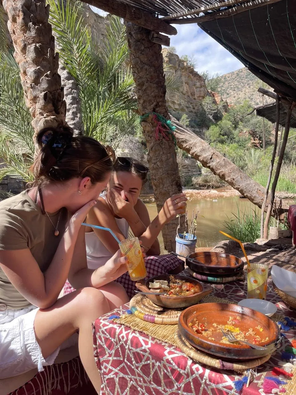 Amigas comiendo tajín junto al río