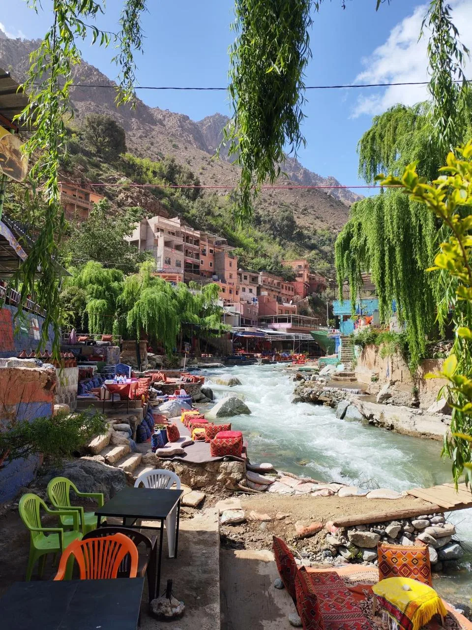 Vista del pueblo del Valle de Ourika junto al río
