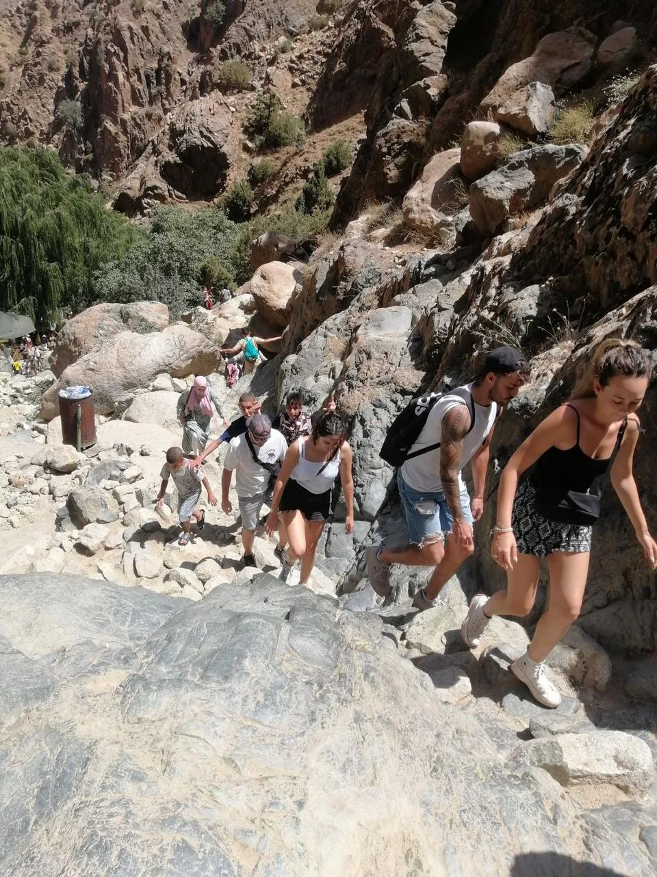Grupo haciendo senderismo hacia las cascadas de Ourika